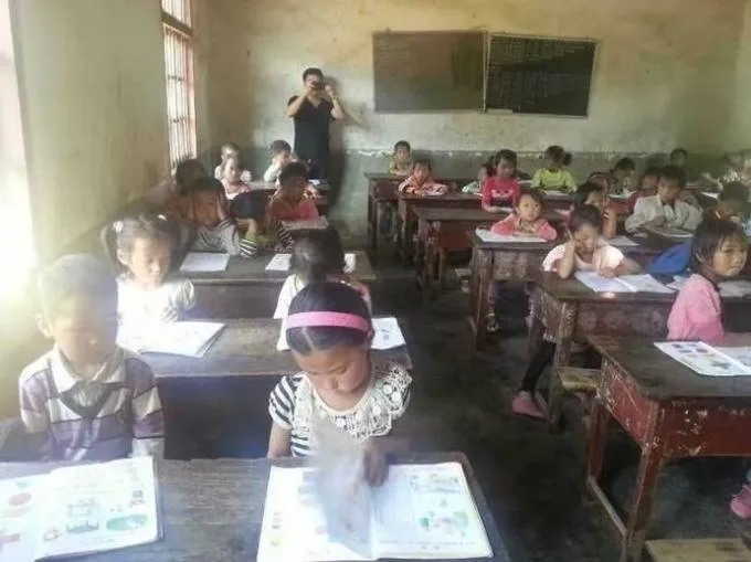 HLD volunteers at a rural school