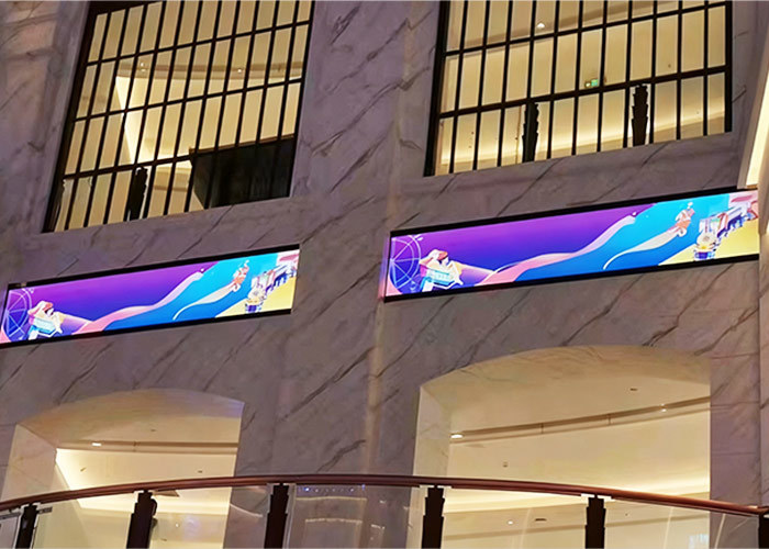 300 m² shopping mall atrium displays